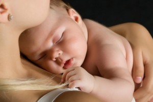 Baby-sleeping-in-mothers-arms